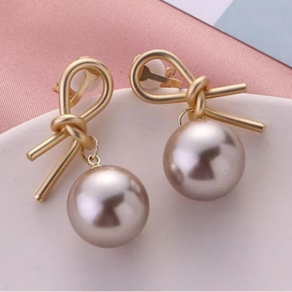 Clip on Earrings Bow And Large Gray Pearl